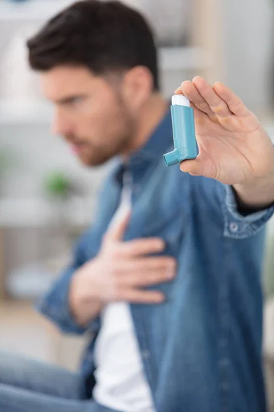 Junger Mann Benutzt Asthma Inhalator Hause — Stockfoto