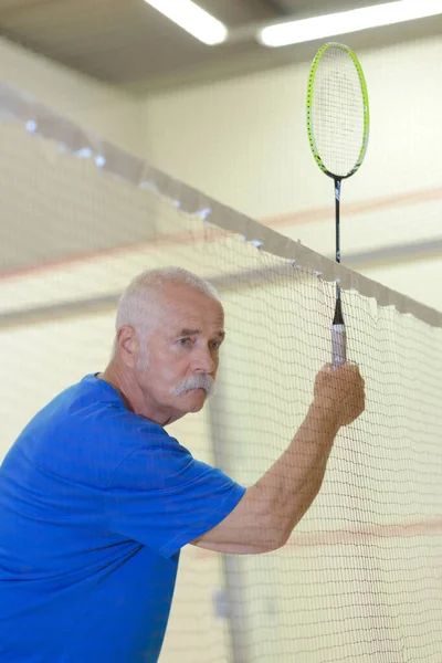 Yaşlı Adam Badminton Oynarken Servis Yapıyor — Stok fotoğraf