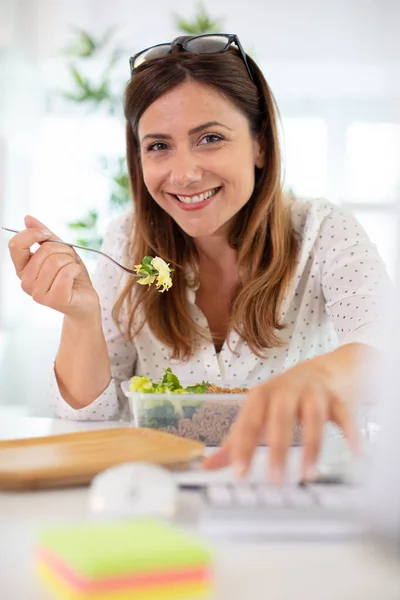 Femme Heureuse Mange Salade Tout Travaillant — Photo