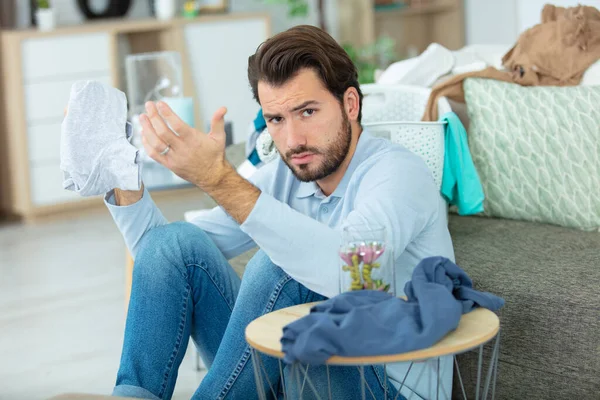 Θυμωμένος Άντρας Δεν Θέλει Κάνει Μπουγάδα — Φωτογραφία Αρχείου