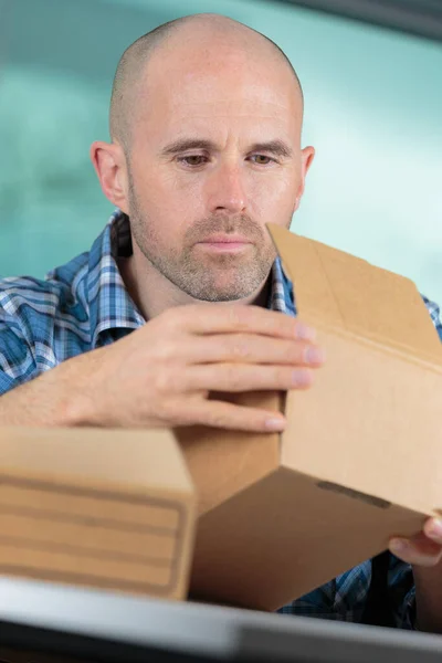 Portrait Man Boxes — Stock Photo, Image