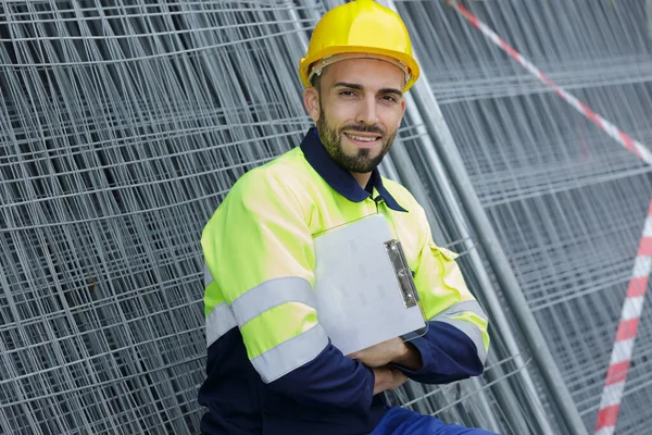 Travailleur Construction Sexe Masculin Appuyé Sur Une Pile Clôtures Métalliques — Photo