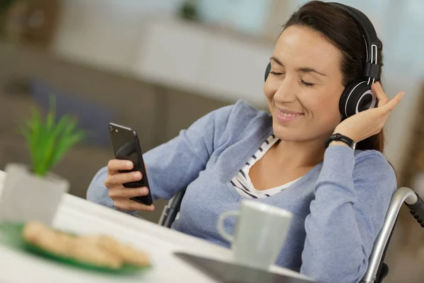 Щаслива Жінка Інвалідному Візку Слухає Музику — стокове фото
