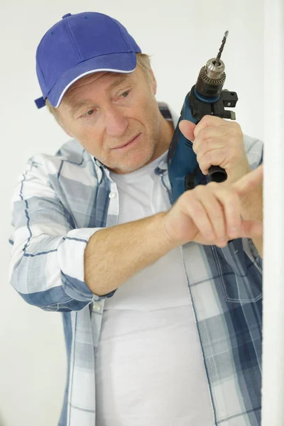Starszy Mężczyzna Robi Prace Domowe Trzymając Wiertarkę — Zdjęcie stockowe