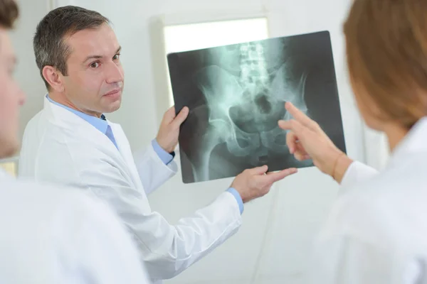 Doktor Pelvis Bölgesinin Röntgenini Gösteriyor — Stok fotoğraf
