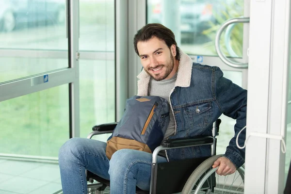 Student Wózku Inwalidzkim Uśmiechnięty Kamery — Zdjęcie stockowe