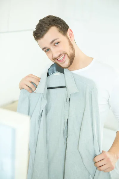Man Choosing Shirt Himself Boutique — Stock Photo, Image