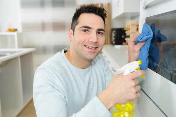 Man Cleaning Oven Home — Stock Photo, Image