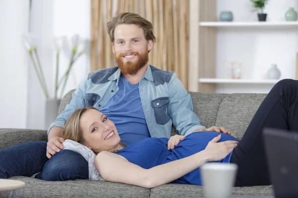Happy Pregnant Woman Boyfriend Sofa — Stock Photo, Image
