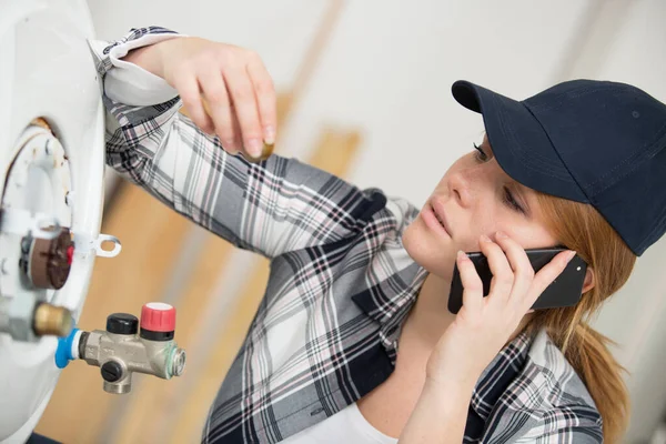 Vrouwelijke Loodgieter Praten Telefoon — Stockfoto
