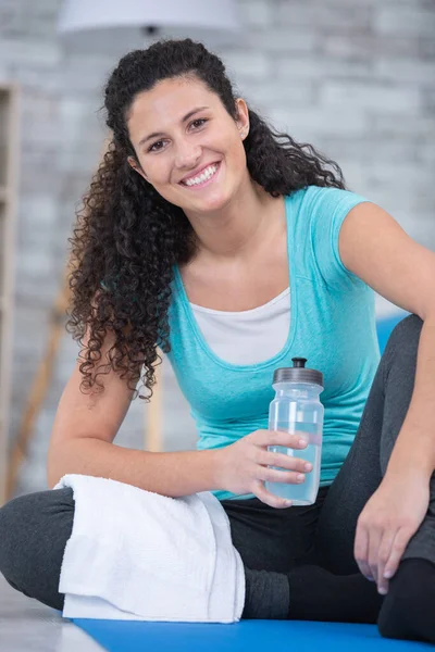 Porträt Einer Nachdenklichen Sportlerin Mit Wasserflasche — Stockfoto