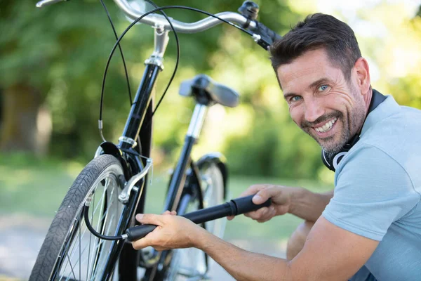 Homem Alegre Inflando Pneu Bicicleta — Fotografia de Stock