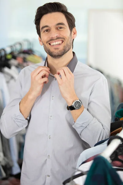 Pohledný Mladý Muž Oblékání Ležérně Práce — Stock fotografie