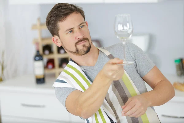 Σερβιτόρος Που Καθαρίζει Ποτήρια Κρασιού — Φωτογραφία Αρχείου