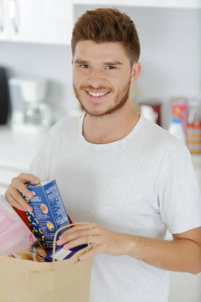 Junger Mann Bringt Lebensmittel Nach Hause — Stockfoto