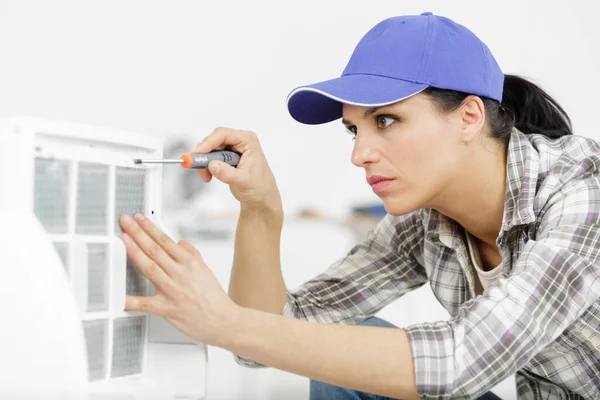 Blonde Handywoman Cleaning Fixing Ventilation System — Stock Photo, Image
