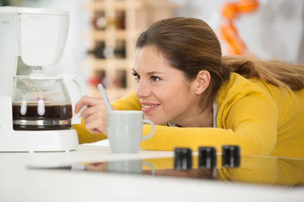 Kadın Kahve Filtresi Yapar Kahve Makinesini Filtreler — Stok fotoğraf