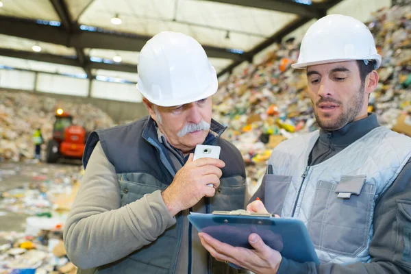 Dois Trabalhadores Caucasianos Que Comunicam Centro Reciclagem — Fotografia de Stock