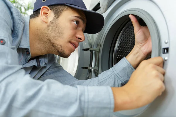 Junger Soldat Arbeitet Der Trommel Einer Waschmaschine — Stockfoto