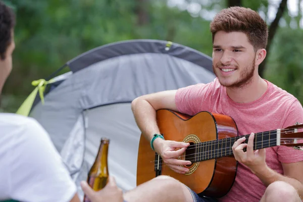 Inspirado Joven Guitarrista Tocando Guitarra Campamento —  Fotos de Stock