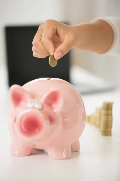 Kéz Amivel Érme Piggy Bank — Stock Fotó
