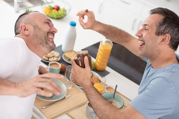 Man Daubing Partner Met Chocolade Spread Bij Het Ontbijt — Stockfoto