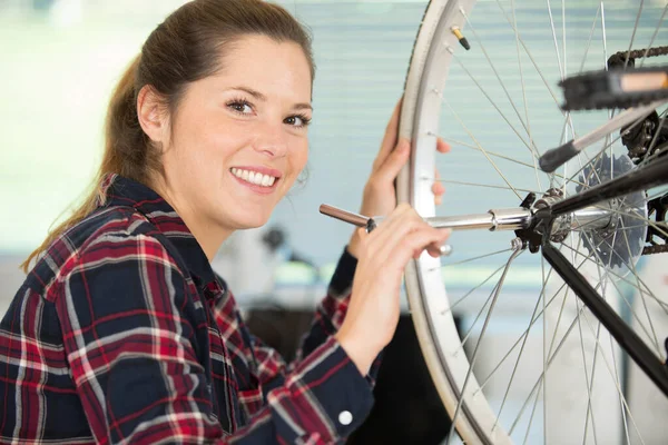 Donna Serraggio Dado Ruota Bicicletta Con Una Chiave Bussola — Foto Stock