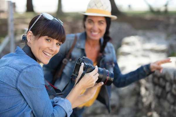 Cheerful Female Friends Taking Photos — Stock Photo, Image