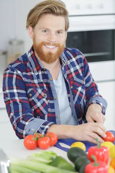 Hombre Cortando Tomate Tabla Cortar —  Fotos de Stock