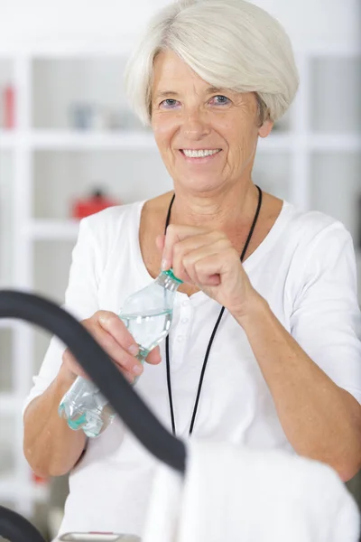 Пожилая Счастливая Женщина Ходит Беговой Дорожке Время Физиотерапии — стоковое фото