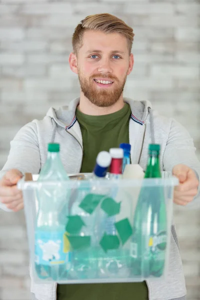 Retrato Jovem Sorridente Transportando Recipiente Reciclagem — Fotografia de Stock