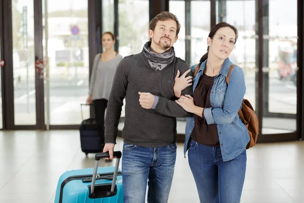 Gifta Par Anländer Till Flygplatsen — Stockfoto