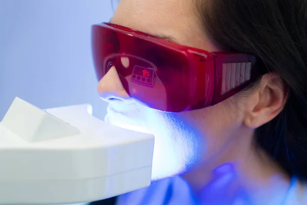 Paziente Che Una Procedura Sbiancamento Laser Dei Denti — Foto Stock