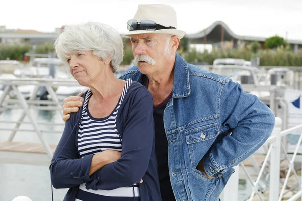 Senior Paar Spricht Nach Streit Nicht — Stockfoto