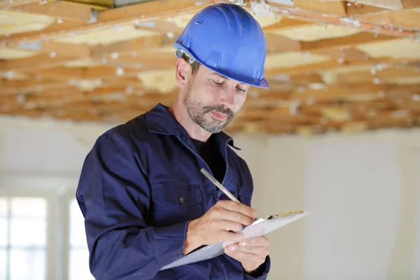 Costruttore Maschio Che Tiene Appunti — Foto Stock