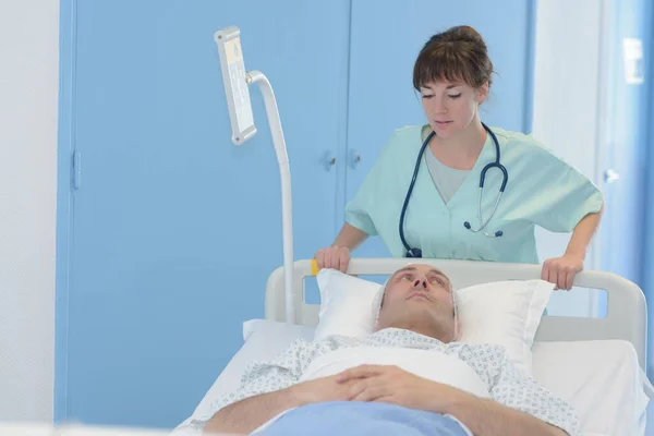 Krankenschwester Rammt Patientin Krankenhausbett — Stockfoto