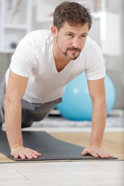 穿着运动服在健身房锻炼的有自信的肌肉青年男子 — 图库照片