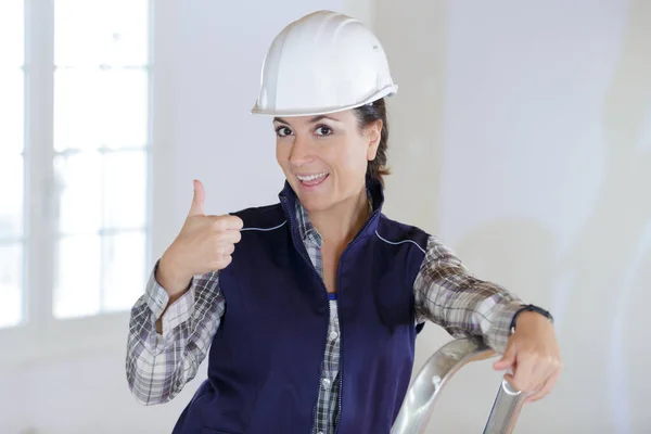 Uma Mulher Construtor Mostrando Polegar Para Cima — Fotografia de Stock