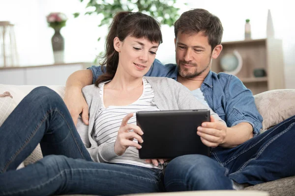 Casal Usando Computador Tablet Sua Sala Estar — Fotografia de Stock