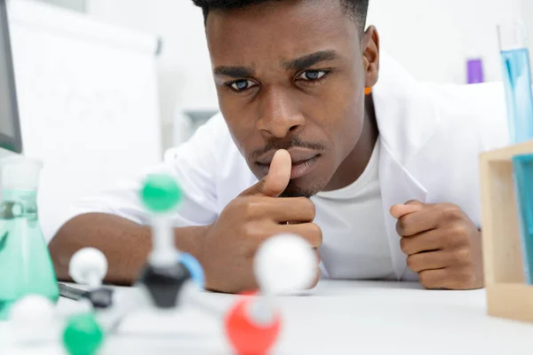 Młody Mężczyzna Naukowiec Patrząc Model Dna — Zdjęcie stockowe