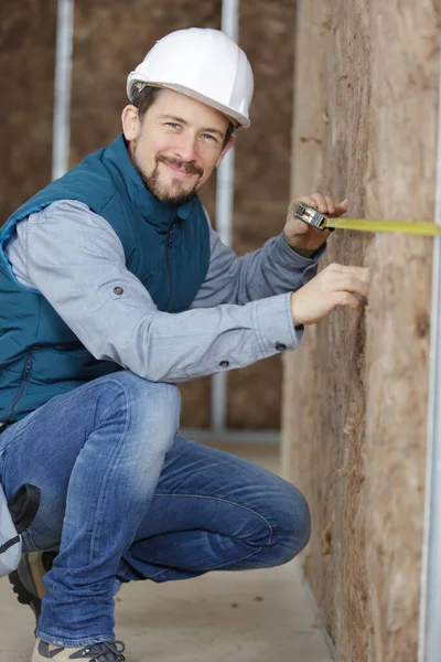 Construction Worker Using Measuring Tape — Stock Photo, Image