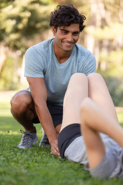 Plan Jeune Homme Femme Étirant Dans Parc — Photo