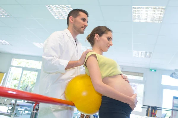 Fyzioterapeutka Těhotnou Ženou — Stock fotografie