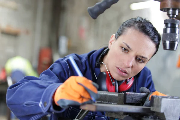 Kvinnlig Mekaniker Som Arbetar Med Fräsmaskiner — Stockfoto