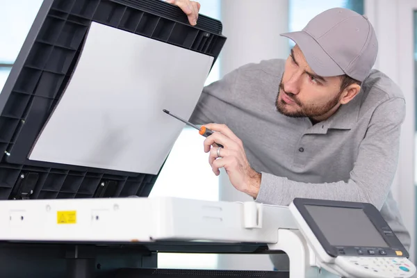 Hombre Técnico Reparación Una Impresora Lugar Negocios Trabajo —  Fotos de Stock