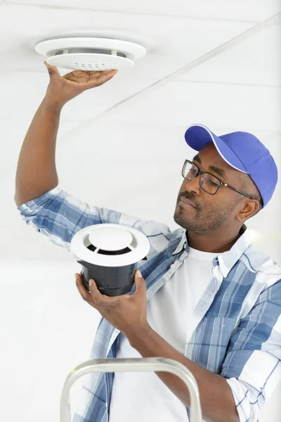 Handyman Fitting Ceiling Vent — Stock Photo, Image