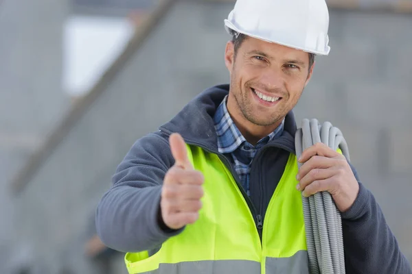 Construtor Masculino Está Mostrando Polegar Para Cima — Fotografia de Stock