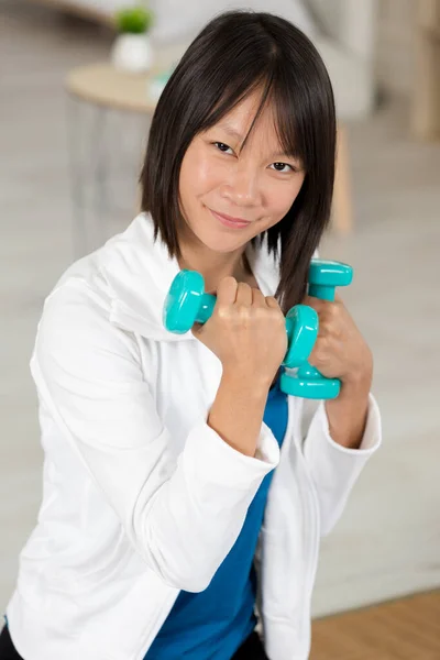 Asiatisk Kvinna Som Tränar Med Vikter Hemma — Stockfoto