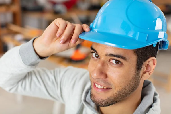 Bauarbeiter Werkstatt Hält Helm Für Herausforderungen Bereit — Stockfoto