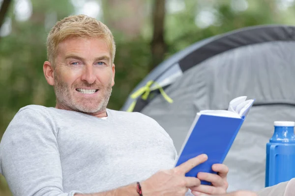Glücklicher Mann Liest Buch Neben Einem Zelt — Stockfoto